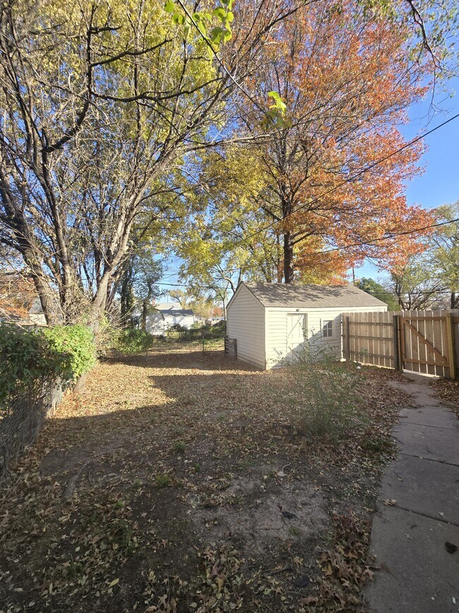 Building Photo - 1102 Dellrose