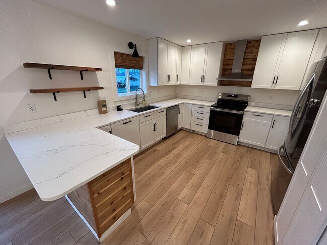 Building Photo - 4 bedroom, 2.5 Bath In Carlton- Great Location!