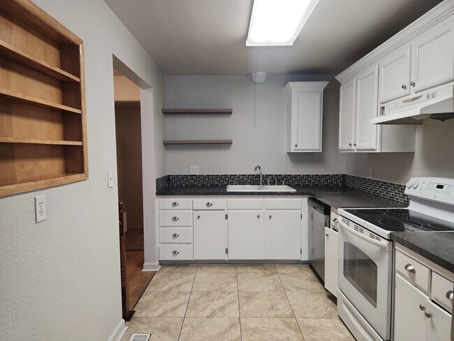 Building Photo - 911 W Leola St