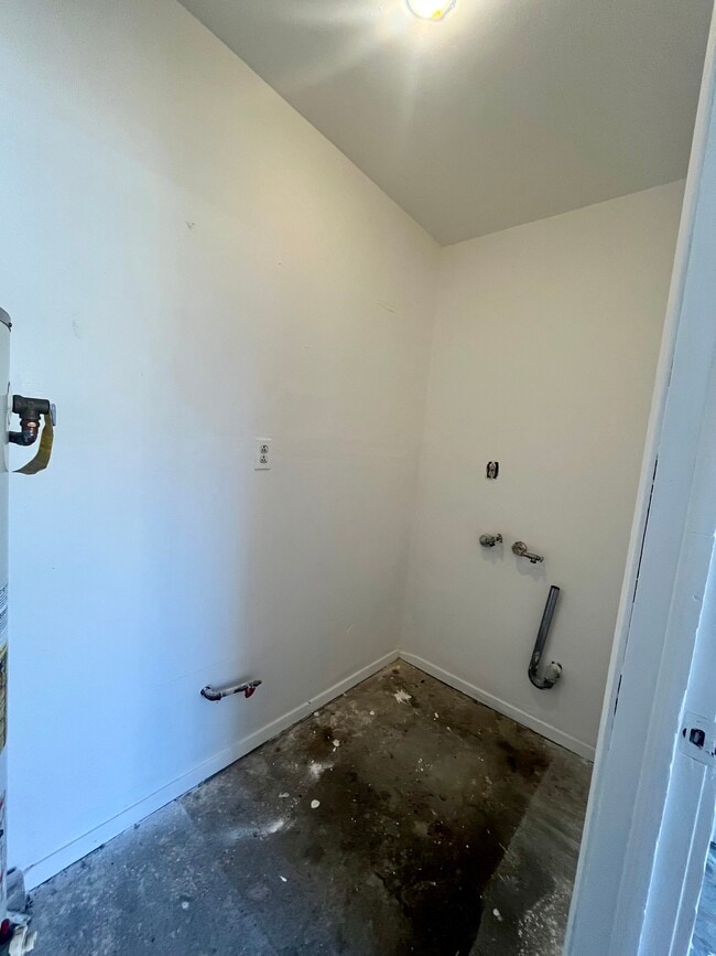 Building Photo - 905 Phlox Ave