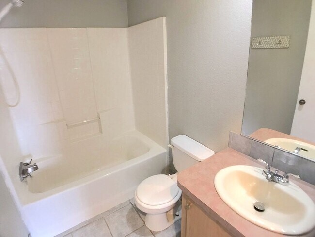 Building Photo - 4 bedroom home in Moriarty. Country Living! Close to I-40.