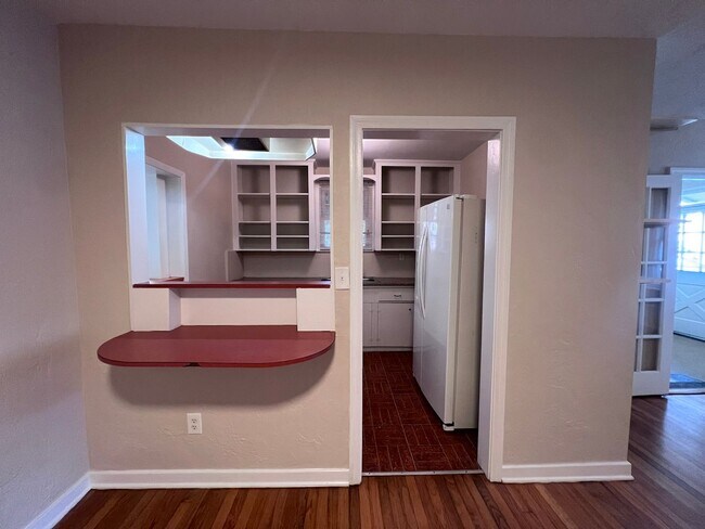 Building Photo - 2/2 House Walking Distance to Campus - Available Fall 2026! *Application Pending*