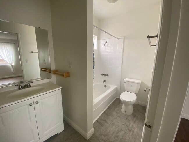 master bedroom bathroom - 1547 Stanford St