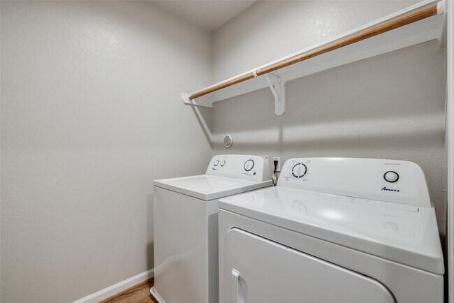 Building Photo - 211 Pk Pl Cir