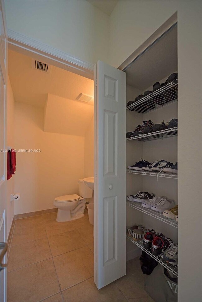 Building Photo - 532 SE 34th Terrace