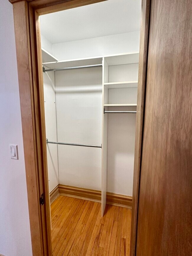 Building Photo - 5719 N Kenmore Ave