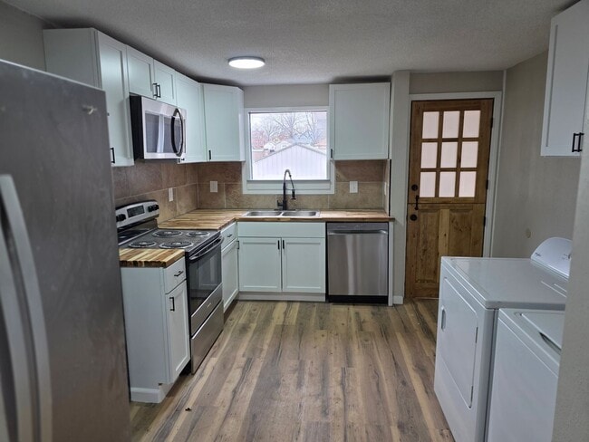 Building Photo - 214 Lobban St