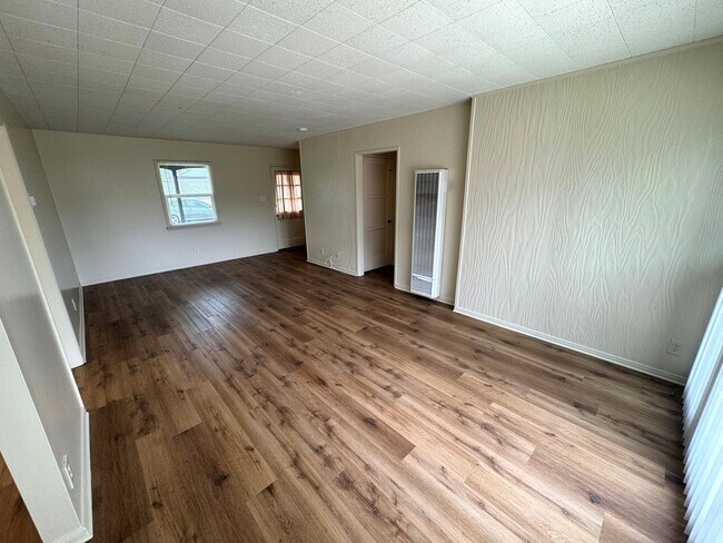 Building Photo - Quaint Midtown Home with New Wood Flooring & Large Yard!!