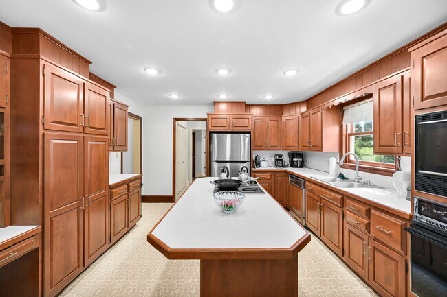 Building Photo - 684 Steinman Ct