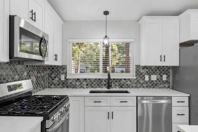 Building Photo - 5 Canyon Oak Pl