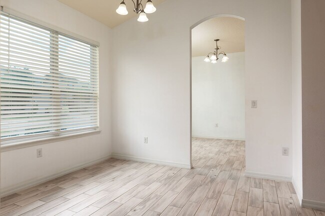 Building Photo - Swimming pool in Community here in this great 3 bdrm home!