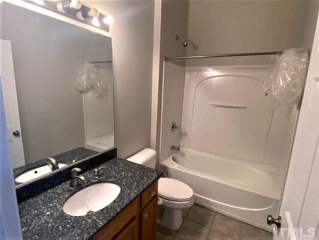 Building Photo - 3 Bedroom Townhome for Rent Apex