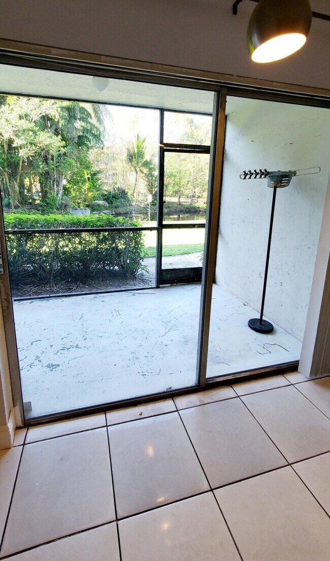 Building Photo - 721 N Pine Island Rd