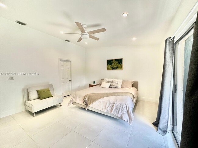 Building Photo - 3736 NE 166th St