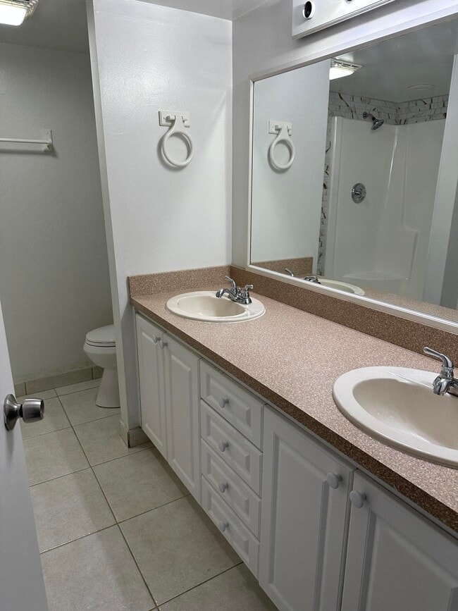 Building Photo - 905 Southridge Rd