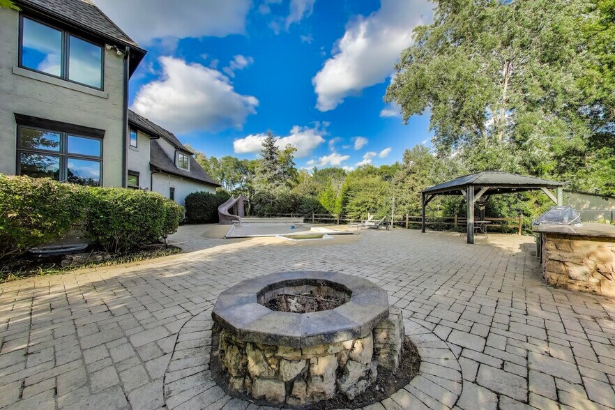 Building Photo - 23W711 Hobson Rd