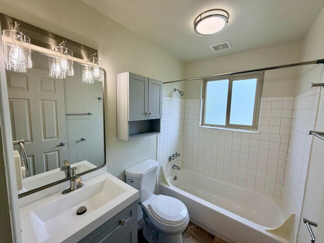 Building Photo - 1mo Free! Updated Top Floor 2-Bed with Was...