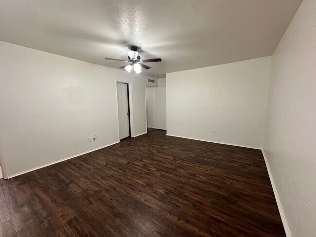 Building Photo - Move-In Ready in Plano