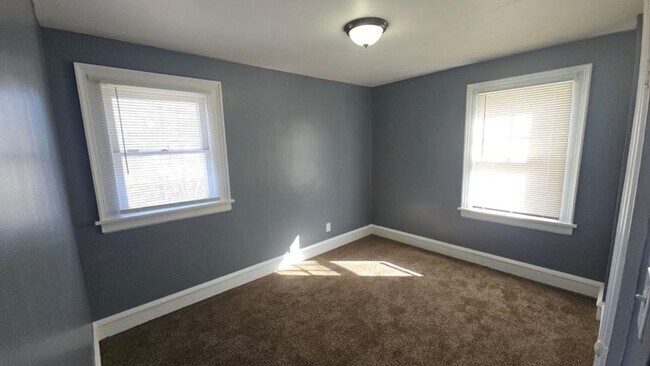 Building Photo - Charming 3-Bedroom Property in Prime Location