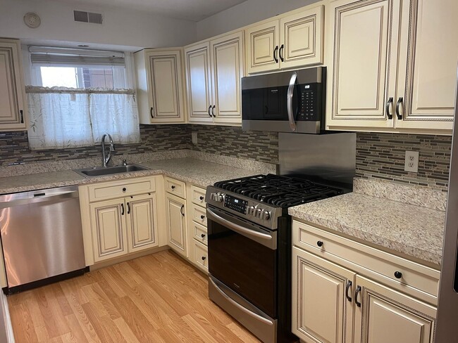 Primary Photo - Newly Renovated Condo For Rent in Quaker V...