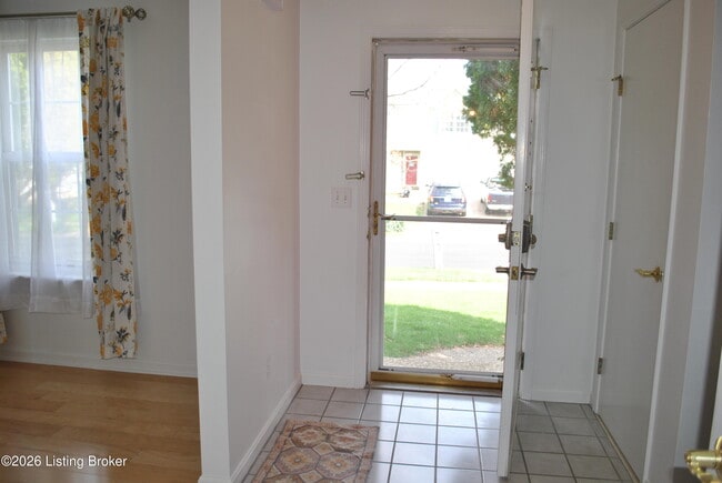 Building Photo - 4118 Hickoryview Dr