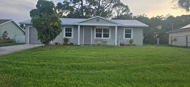 Building Photo - 1162 SE Floresta Dr