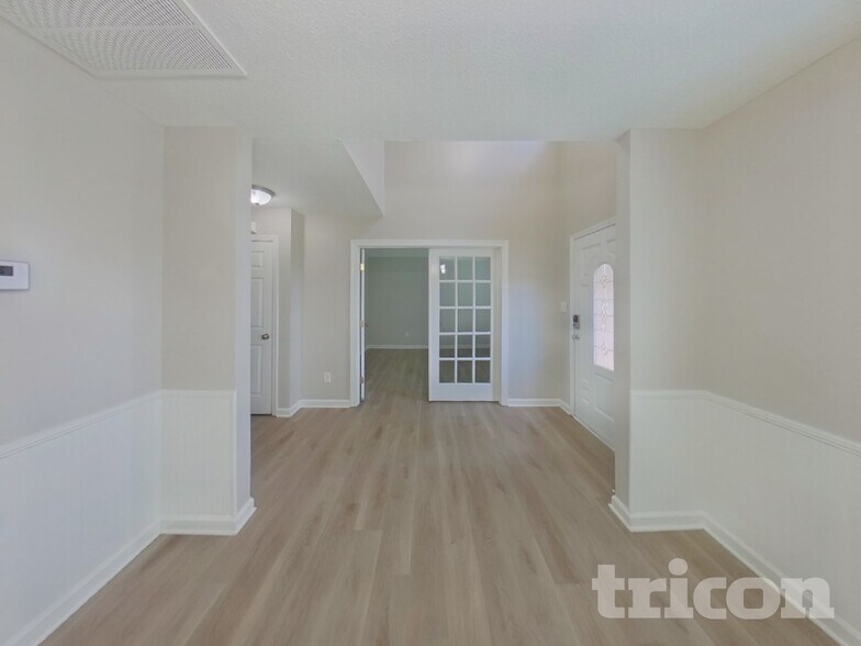 Building Photo - 701 Barbee Farm Dr