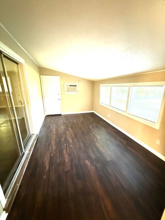 Building Photo - ** 3 Bed 1.5 Bath located off Zelda Road**...