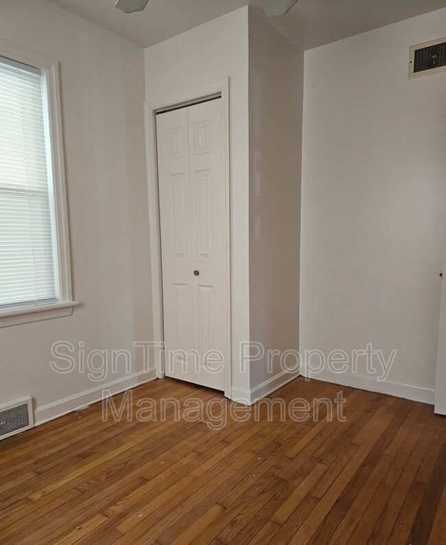 Building Photo - 10907 Lincoln Ave