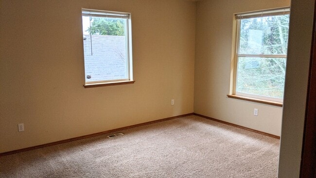 Building Photo - Spacious Four Bedroom in Great Location!