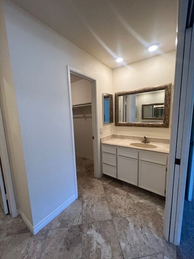 Building Photo - 3 Bedroom 2 Bath Condo in Beautiful La mes...