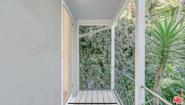 Building Photo - 1125 1/2 Glenville Dr