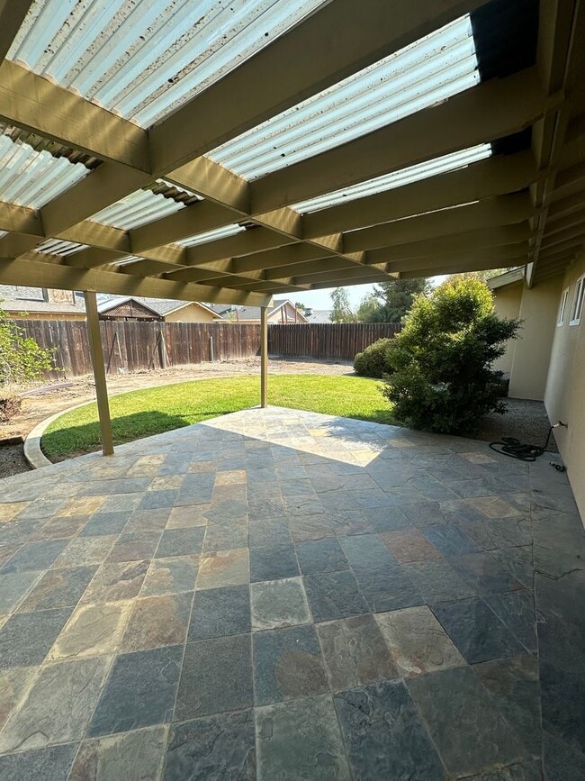 Building Photo - Charming 3 bedroom 2 bathroom home located...
