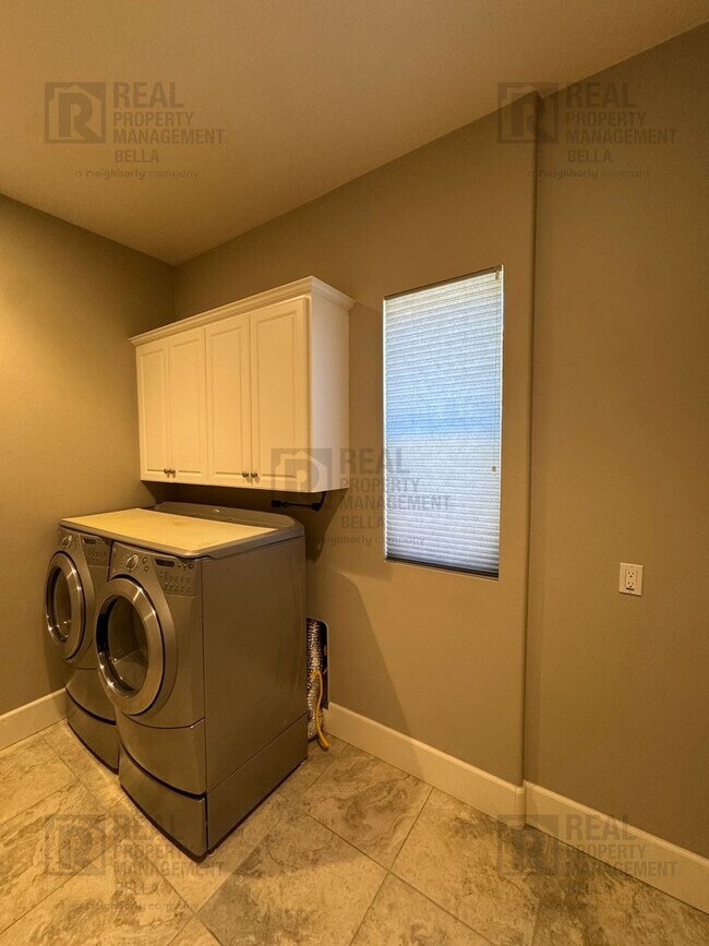 Building Photo - Beautiful Winchester Home with Open Floor Plan, Office & Solar