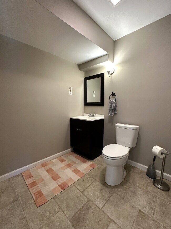 Building Photo - Gorgeous 6-Bedroom 3.5-Bath Colonial in Ma...