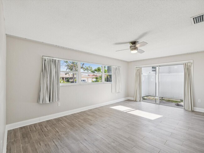 Building Photo - 441 Palm Island NE