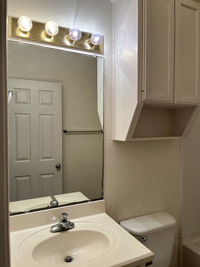 Building Photo - Duplex in Surrey Ridge!