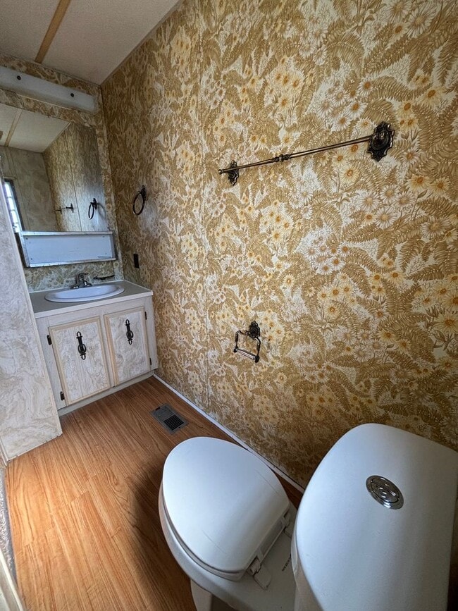 Building Photo - 3 Bedroom 2 Bathroom