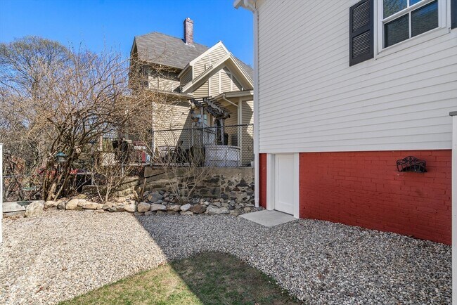 Building Photo - 16 Devens St