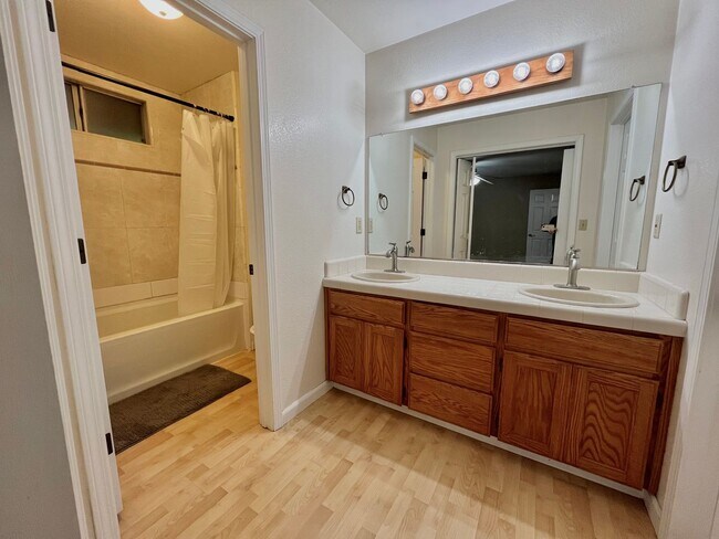 Building Photo - Beautiful 3 bedroom home in great location!