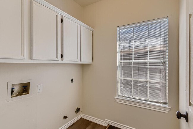 Building Photo - 4BD/3BA HOME IN SHADY HOLLOW ON CUL-DE-SAC!