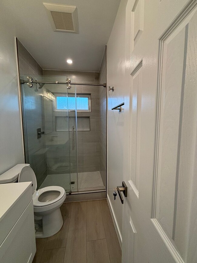 Building Photo - Eldora, 10313-10321 1/2