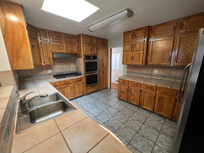 Building Photo - NE 3/BD 2/BA 2/CG