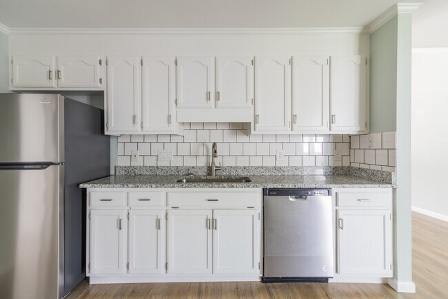 Building Photo - 578 Tryon Pl