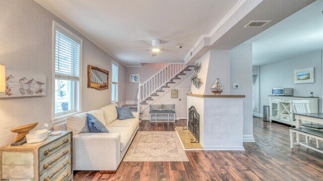 Building Photo - 120 N Newport Ave