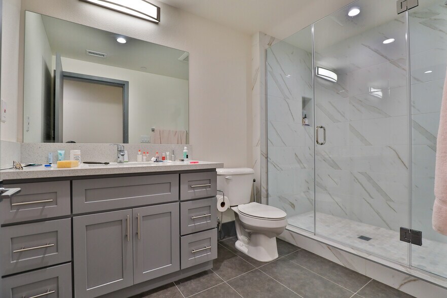 Building Photo - 1155 W 36th Pl