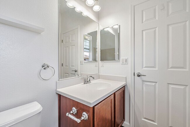 Building Photo - 1,331 sq ft with 2 on-suite bedrooms and o...