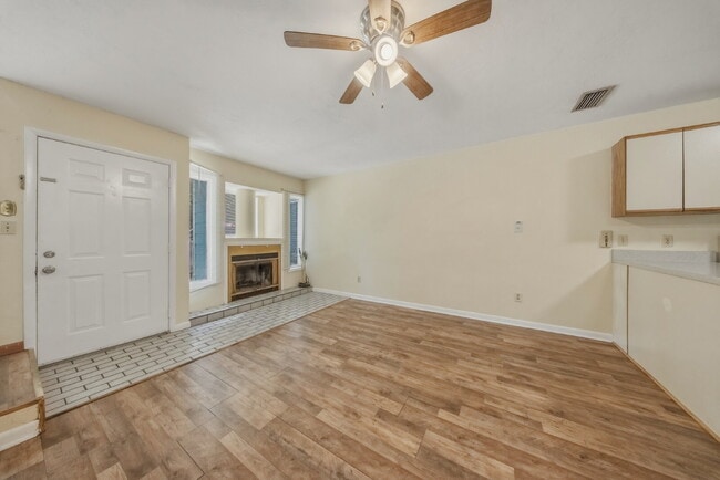 Building Photo - Spacious 2 bedroom townhouse with an additional loft located near TCC!