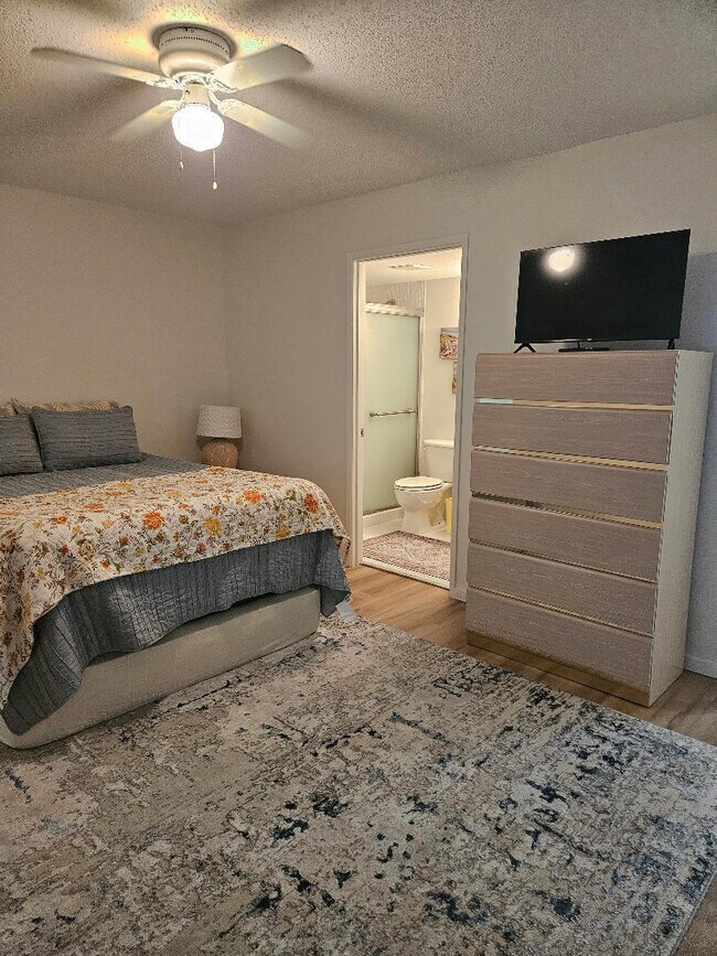 Building Photo - 300 Village Green Cir S