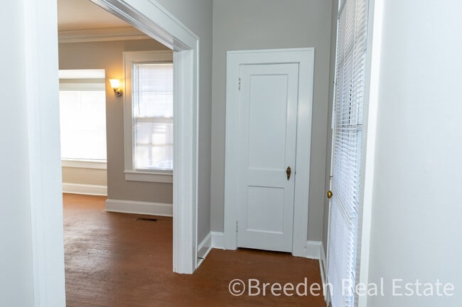 Building Photo - 702 W Union St